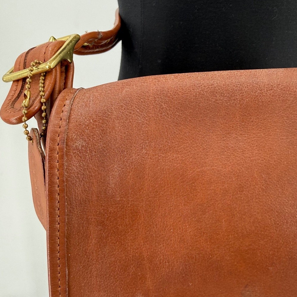 Vintage Coach 9965 Leather Crossbody Bag British Tan City Bag Turnlock Purse - Picture 4 of 16